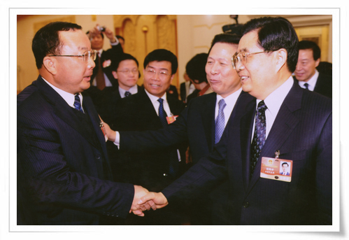 在十一屆全國人大會議上，時任中共中央總書記胡錦濤親切接見集團創始人劉慶年